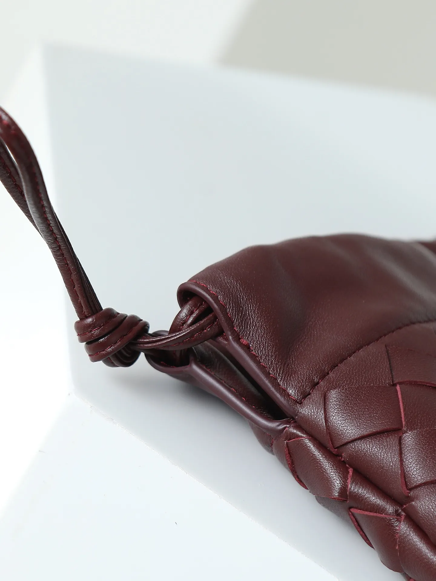 p1600. BOTTEGA VENETA 2025 new women's Dustbag Notte clutch. Dustbag, which has been very popular since its launch, has a chain clause! ! The hand-carrying method is reminiscent of the classic bag type Pouch , light and elegant, the retained drawstring design can be used as a bag, and the chain is longer, which is very suitable for sisters who like to carry their hands cross-body with their hands free. No matter which way you carry it, you can change the way you carry it according to the occasion and your mood of the day, which can make the overall outfit more fashionable🪄🪄The body of the bag has also been widened. It is the rainy season and the weather is hot, so it can easily accommodate small umbrellas and water bottles. The interior is made of nylon, which is light and comfortable to carry, and is very suitable for summer use. Style number: 839394 Size: 33*19*8cm